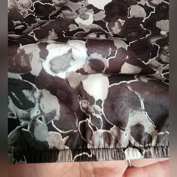 LOFT black gray floral sleeveless ruffle v-neck Large - Picture 6 of 7